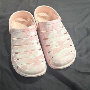 Rugged Shark Slides pink camo size 9